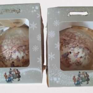 2 Kerstballen Anton Pieck - 2 kerstballen met afbeelding ijspret
